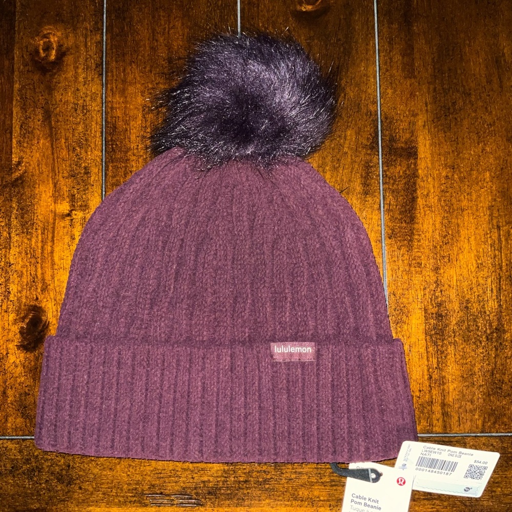 Lululemon Women’s Cable Knit Pom Beanie one size, Cassis
